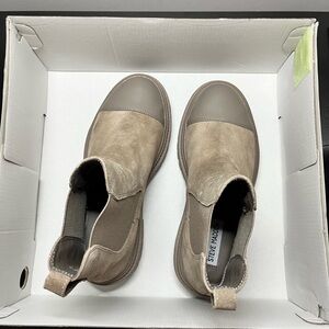 Steve Madden Taupe Suede Chelsea Boots – Size 7– NWT